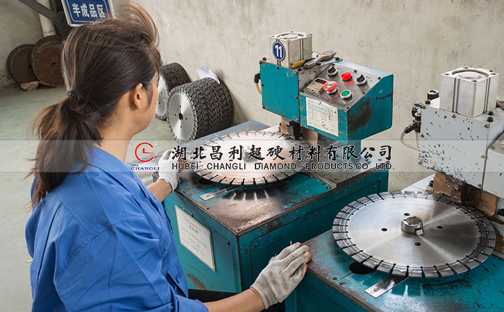 誰(shuí)都想選擇質(zhì)量穩(wěn)定生產(chǎn)技術(shù)先進(jìn)的花崗巖鋸片,你是怎么選的？